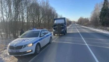 Госавтоинспекторы помогли водителю на морозе в Калужской области