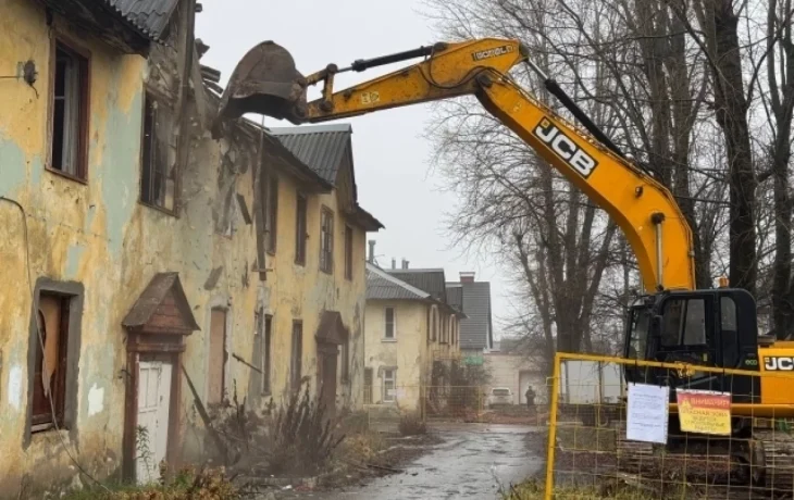 В Калуге начат демонтаж очередной заброшки В Калуге начат демонтаж очередной заброшки