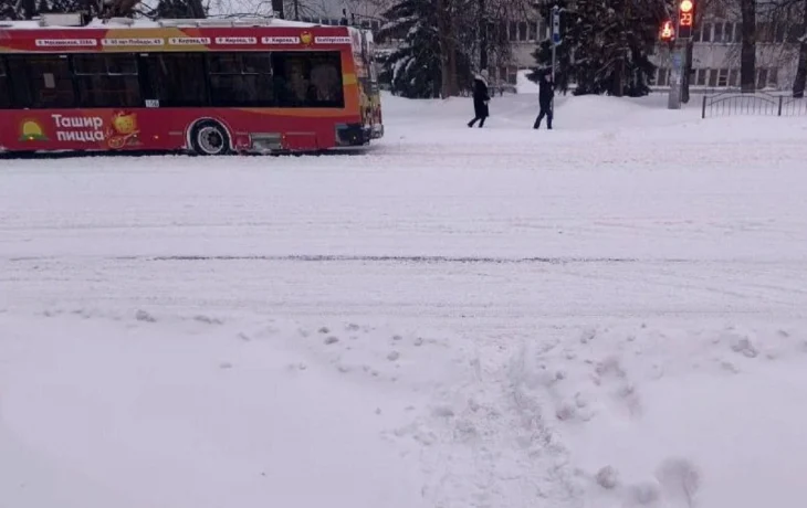 Автобусный маршрут в Калуге пришлось сократить из-за засыпанных снегом дорог