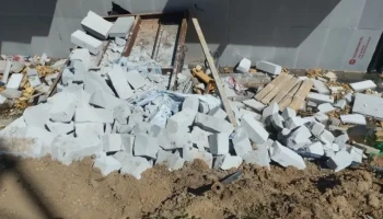 Двое рабочих пострадали при падении на стройке в Калуге