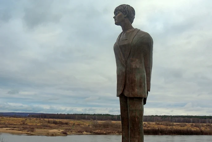 Памятник Белле Ахмадулиной Памятник Белле Ахмадулиной