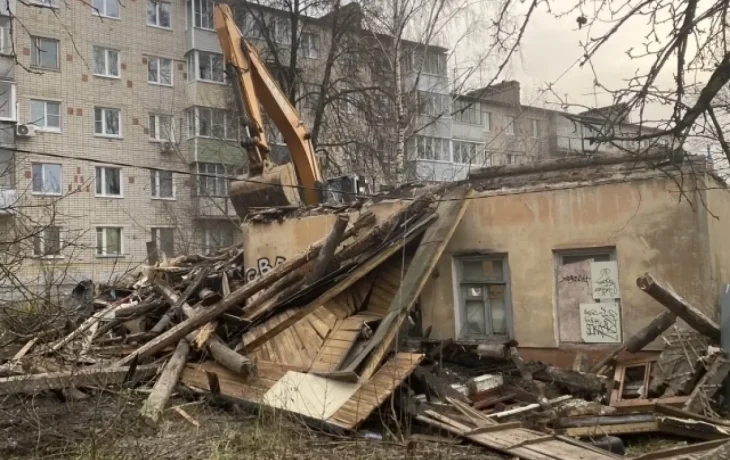 В Калуге начали сносить аварийный дом на Дарвина В Калуге начали сносить аварийный дом на Дарвина