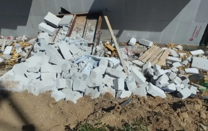 Двое рабочих пострадали при падении на стройке в Калуге