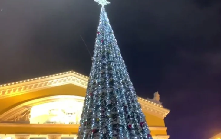 В Калуге торжественно открыли ёлку на Театральной площади