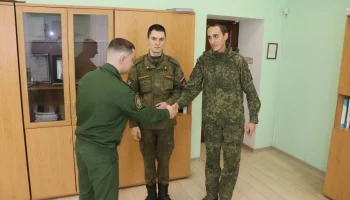 Сиротам-участникам СВО в Калужской области вручили ключи от новых квартир