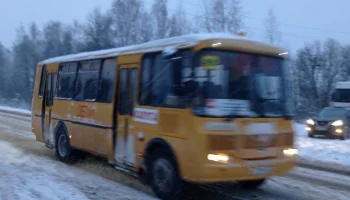 Школьный автобус в Ермолино не смог доставить детей из-за встрявшей фуры